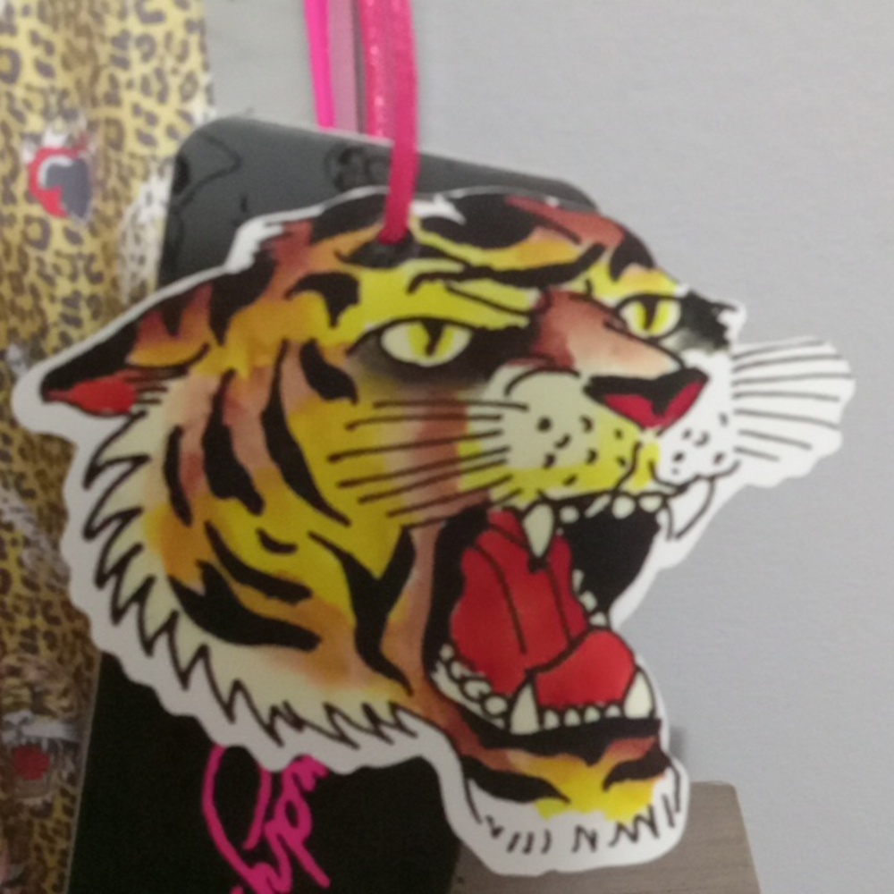 Ed Hardy Shower Curtain Set - Picture 4 of 5